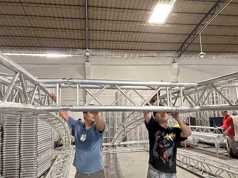 Arc roof building