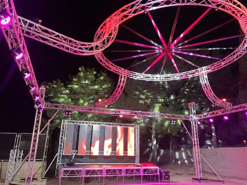 วิธีการตกแต่งเวทีงานแต่งงานแบบคริสเตียนที่เรียบง่ายในโบสถ์?