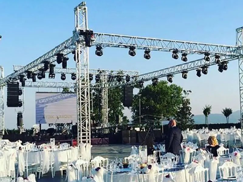คุณจะสร้างเวทีกลางแจ้งสำหรับงานแต่งงานได้อย่างไร?